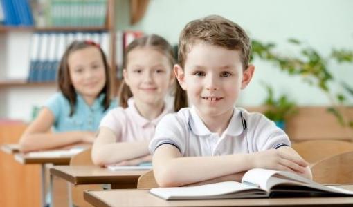 Características de idade de crianças em idade escolar primária